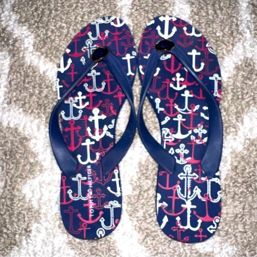 Tommy Hilfiger flip flops size 7/8
